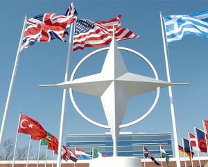 НАТО должно показать России силу - Дуда