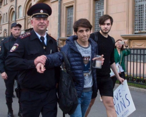 У Москві біля посольства США затримали двох чоловіків