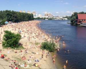 Жінка, яку знайшли на пляжі у Києві, померла в лікарні