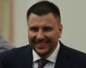 Евросуд снял санкции с министра Азарова