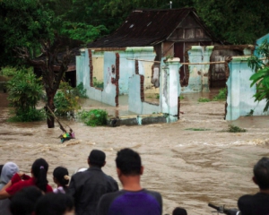 Более 30 человек погибли из-за наводнения и оползней в Индонезии
