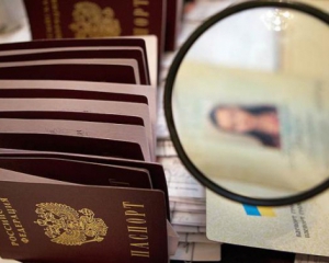 Міністр не вважає зрадниками кримчан із російськими паспортами