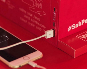Новая коробка от фастфуда KFC зарядит смартфон во время обеда