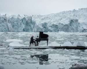 Итальянец сыграл на рояле на фоне тающего ледника