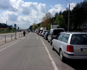 На кордоні з Польщею у черзі застрягли 860 автомобілів