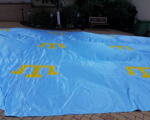40-метровый крымскотатарский флаг развернут в центре Киева