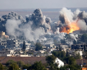 От авиаударов в Сирии погибли по меньшей мере 82 человека