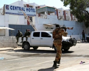 Во время атаки террористов на отель в Сомали погиб министр