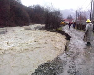 На Закарпатье селевые потоки повредили два моста и затопили села