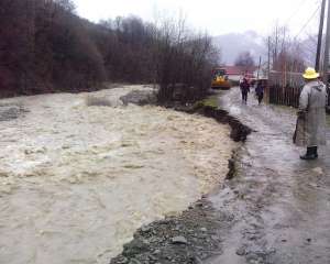 На Закарпатті селеві потоки пошкодили два мости та затопили села