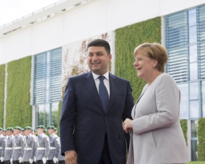 Никаких дополнительных требований к Украине не должно быть - Гройсман встретился с Меркель