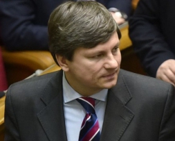 Представителю Порошенко не хватает депутатской зарплаты