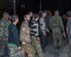 Боевики заставляют пленных рыть окопы на передовой