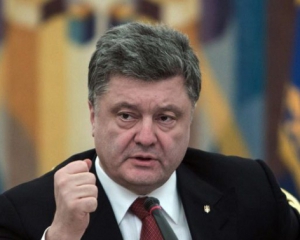Президента просят запретить турпоездки в Крым