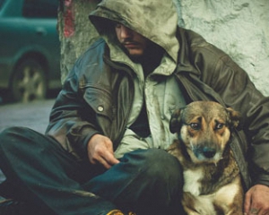 Безпритульний пролежав 4 дні у Києві під лікарнею