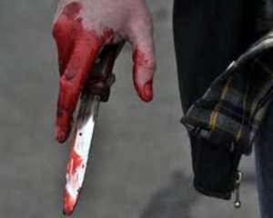 Во время просмотра футбола мужчину трижды пырнули ножом