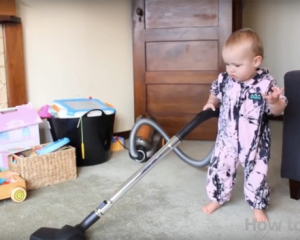 Тато-відеоблогер винайшов найлегший спосіб привчити малюка до домашнього прибирання