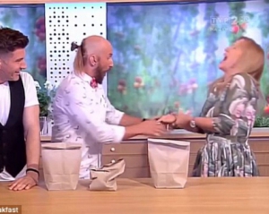 Польський фокусник-невдаха проштрикнув руку телеведучої у прямому ефірі