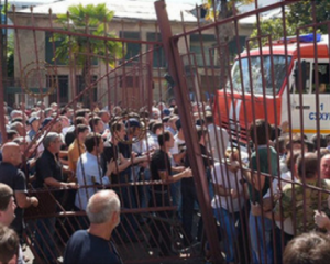 В Абхазії мітингувальники кинули &quot;коктейль Молотова&quot; в будівлю МВС
