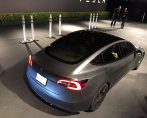Tesla провалила план продажу авто через проблеми із логістикою
