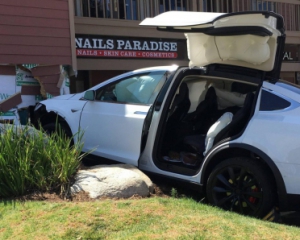 Еще одна Tesla с автопилотом попала в ДТП