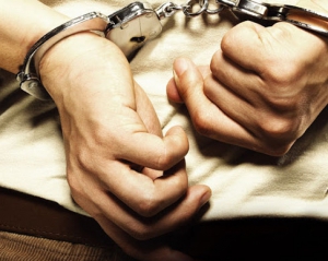 Троє хлопців побили та пограбували 17-річну дівчину