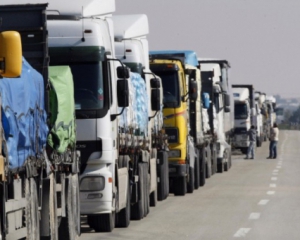 На білоруському кордоні простоюють українські фури і вагони