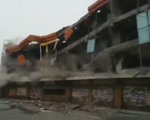Під час знесення торгового центру загинули щонайменше 4 людини