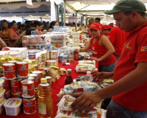 Изголодавшиеся венесуэльцы массово скупают еду в Колумбии