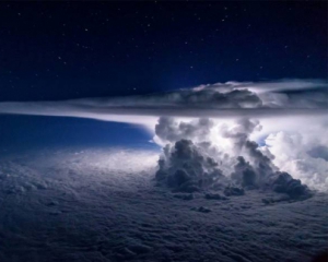 Пилот сфотографировал молнию с 11 тысяч метров