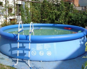 Мужчина утонул в детском надувном бассейне