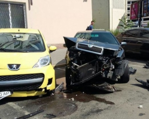 79-річний чоловік на Toyota Rav 4 протаранив 9 припаркованих автомобілів