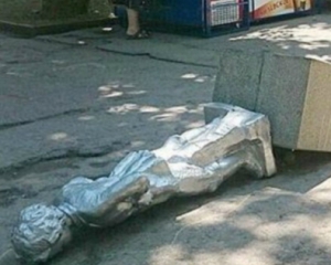 В Крыму грузовик сбил Ленина