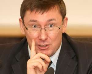 Луценко объяснил затягивание с уведомлением подозрения Онищенко