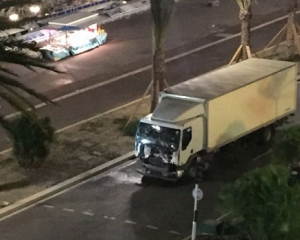 Появилось видео момента, когда грузовик въехал в людей в Ницце