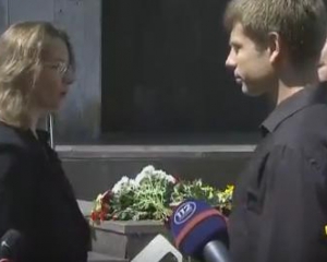 Українські депутати принесли квіти до посольства Франції