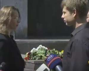Украинские депутаты принесли цветы к посольству Франции