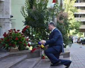 Україна знає, що таке тероризм - Порошенко біля посольства Франції