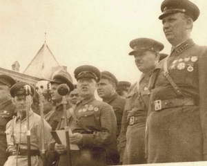 Алкоголь, крадіжки, побиття - ким були радянські генерали насправді