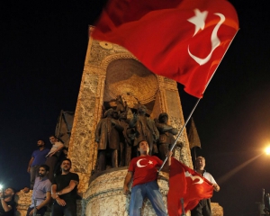 Переворот в Турции: Сторонники Эрдогана вышли на площадь Стамбула