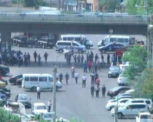 Із захопленої будівлі поліції в Єревані звільнили двох заручників