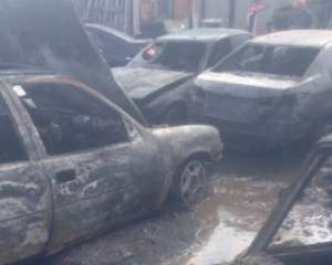 На штрафплощадке сгорели 6 автомобилей