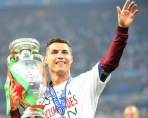 Роналду отдал призовые за победу на Евро на лечение больных раком детей