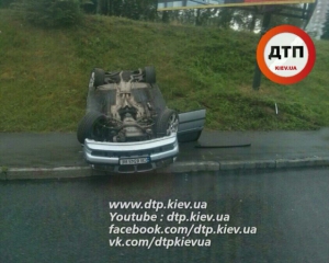 Авто перевернулось на мокрой дороге