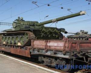 На Донбасс прибыли 30 платформ с танками