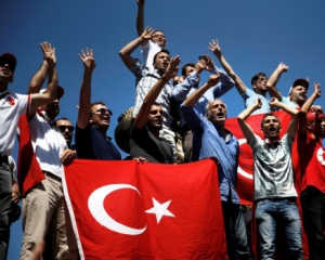Тысячи сторонников Эрдогана требуют смертной казни для участников путча