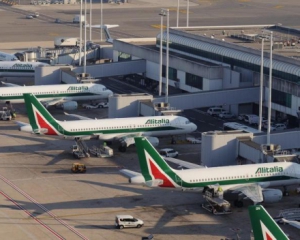 Італійці вручну штовхали 36-тонний пасажирський літак