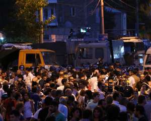 В результате столкновений в Ереване пострадали 45 человек