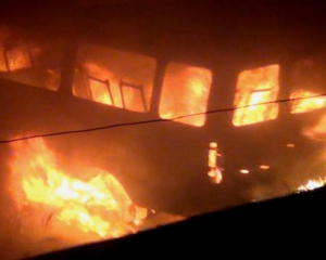 Радикалы в Ереване сожгли полицейский автобус и уничтожили беспилотник