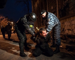 Суд виніс вирок міліціонеру, який не захистив майданівця від &quot;Беркуту&quot;